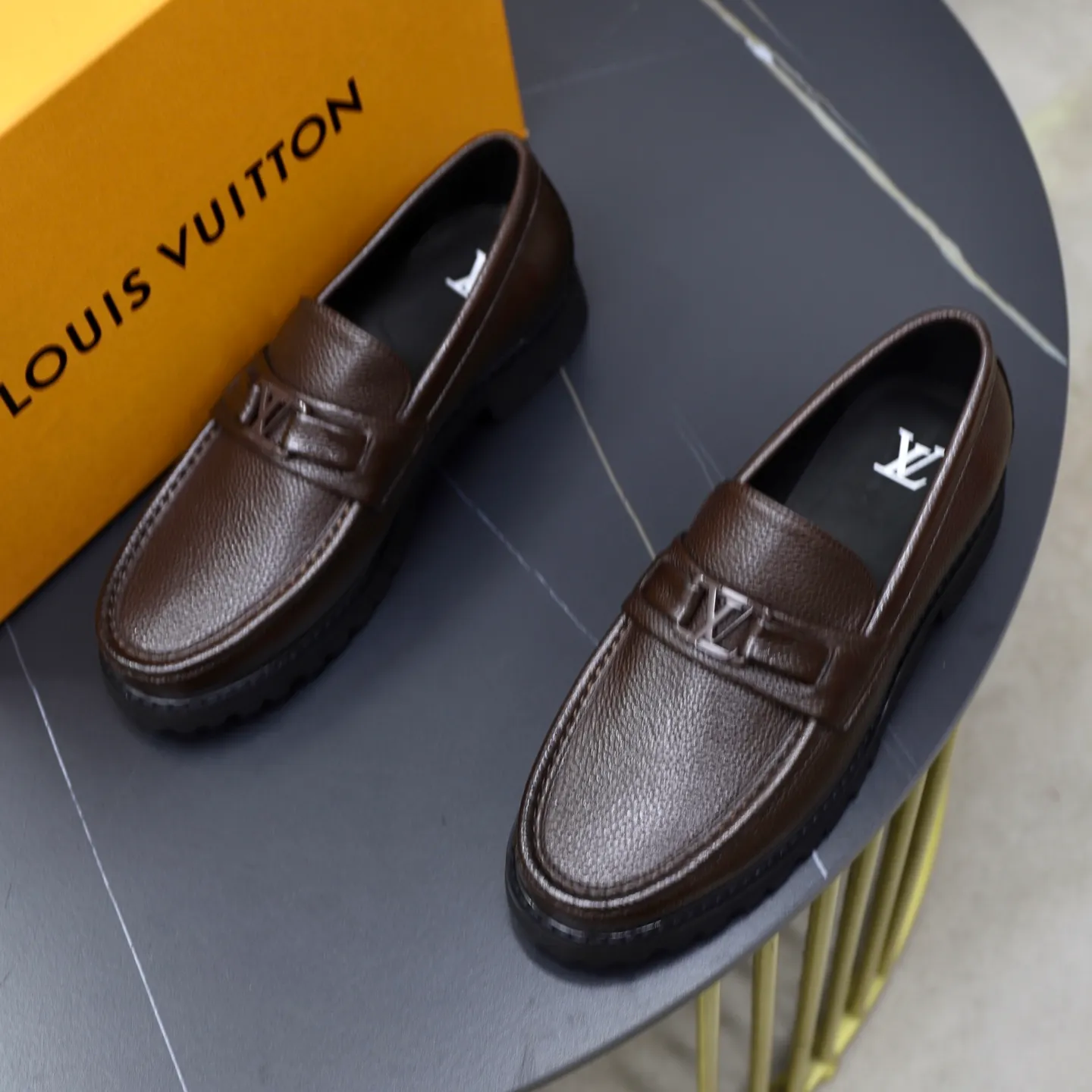 Ex-factory price: 600💰Louis Vuitton LV men's classic Oxford shoes, men's business formal boutique leather shoes, classic style, almond kernel exquisite toe, ultimate art, the whole shoe is made of imported cow leather (open edge beads), carefully selected, fine pores, excellent gloss, soft texture, strong toughness, durable and not easy to deform, apricot fetal cowhide leather lining, soft and comfortable, sweat-absorbent and breathable. Foam outsole, original box and dust bag packaging! Size: 38–44 (45/46 customized)